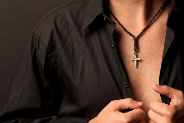 Comment porter un collier croix