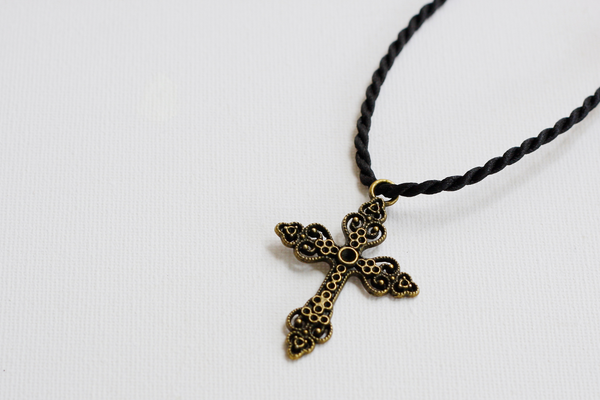 Comment s'appelle le collier avec une croix ?